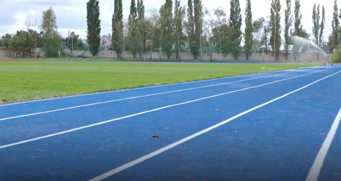 На футбольном поле стадиона «Сигнал» в Энгельсе уложили натуральный газон